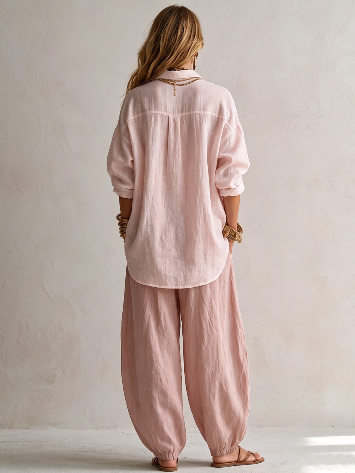 CAPUCINE | CAMISA BLANCA HOLGADA Y PANTALÓN BOMBACHO VERDE OLIVA