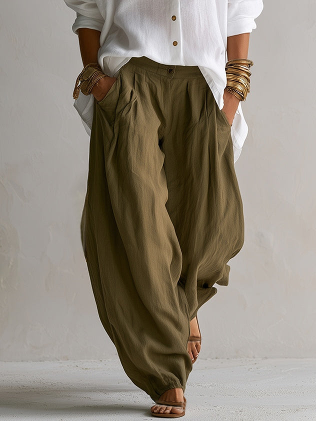 CAPUCINE | CAMISA BLANCA HOLGADA Y PANTALÓN BOMBACHO VERDE OLIVA