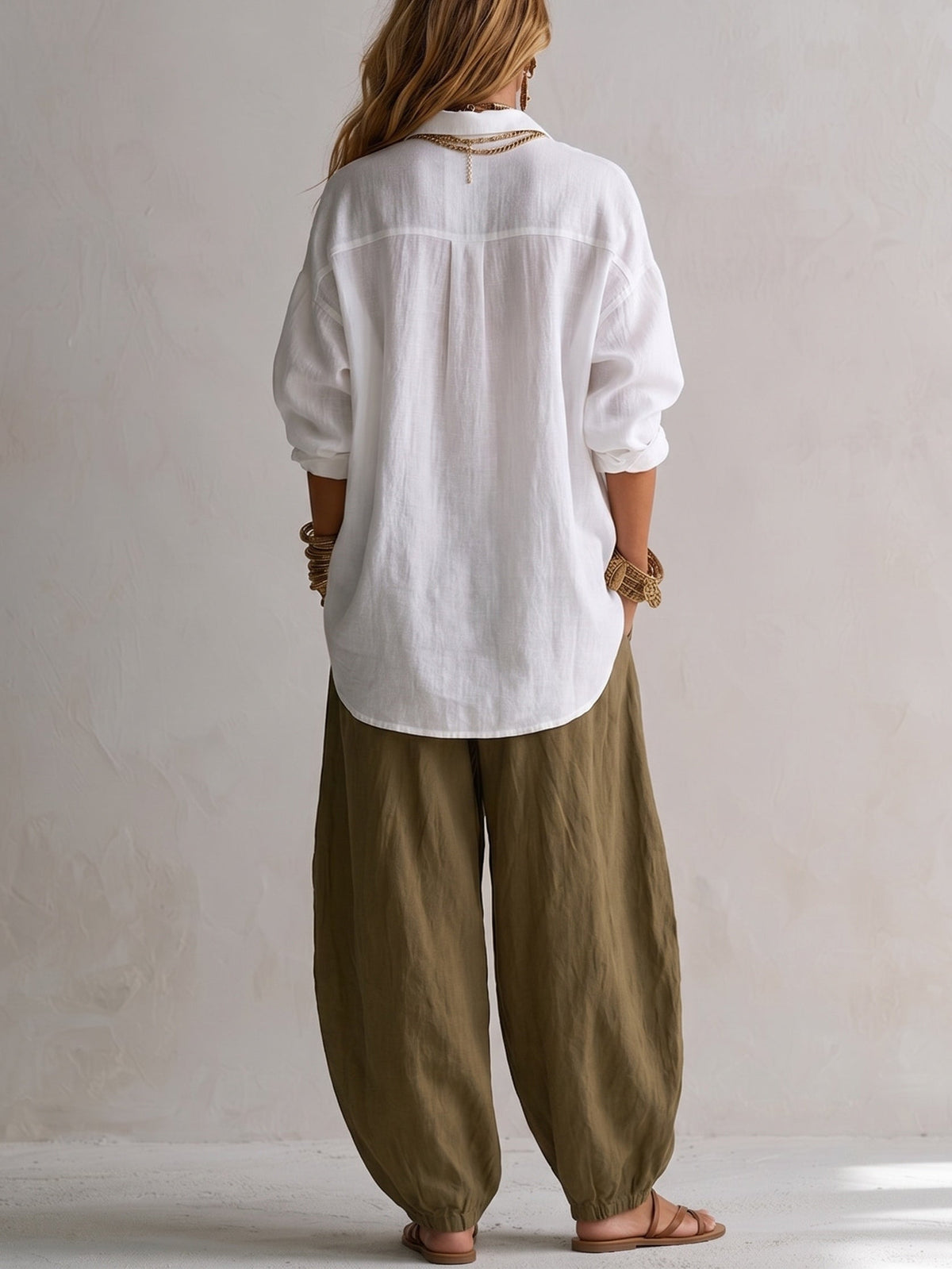 CAPUCINE | CAMISA BLANCA HOLGADA Y PANTALÓN BOMBACHO VERDE OLIVA